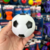 Pelota de futbol con chifle en internet