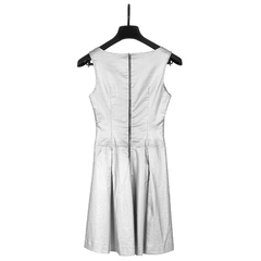 vestido jeans metalizado evasê com pregas