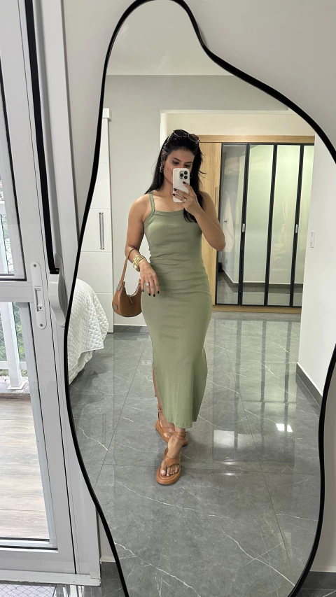 Vestido Longuete Longo Canelado Ribana Alça Fenda Mariana Verde Oliva - comprar online