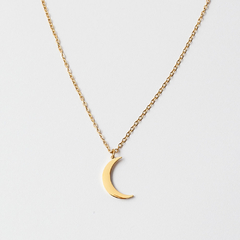 Colar Curto Lua Pequena Dourado - comprar online