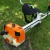 Stihl FS 460 apoyada en un tronco con arnes