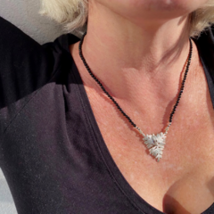 Collar L-echo con agatas con onix