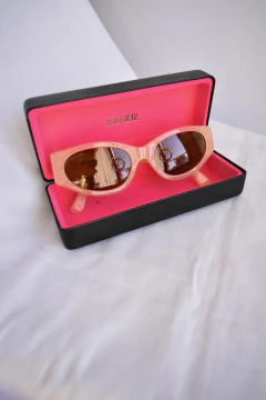 Anteojos Ay not dead