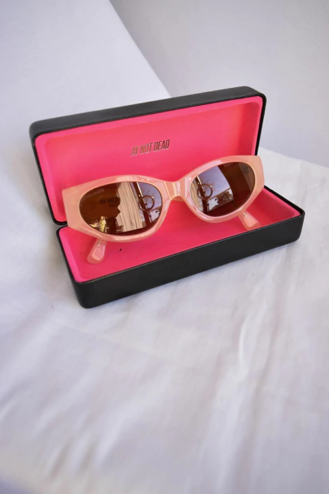 Anteojos Ay not dead