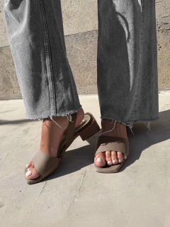 Sandalia TRIOMPHE Nobuck Tostado - comprar online