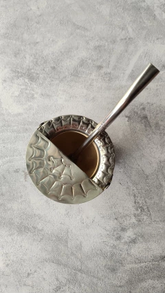 MATE IMPERIAL Y TAPA ANTI VIENTO DE ALPACA SINCELADA ,DE CALABAZA Y CUERO +BOMBILLA PICO DE LORO DE ACERO INOXIDABLE+BLEND DE YERBA DE REGALO ! en internet
