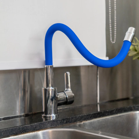 Griferia Cocina Mesada Con Manguera Emblem Azul - Piazza - comprar online