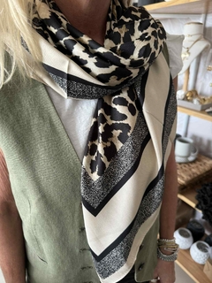 Pañuelo Print con detalles claros