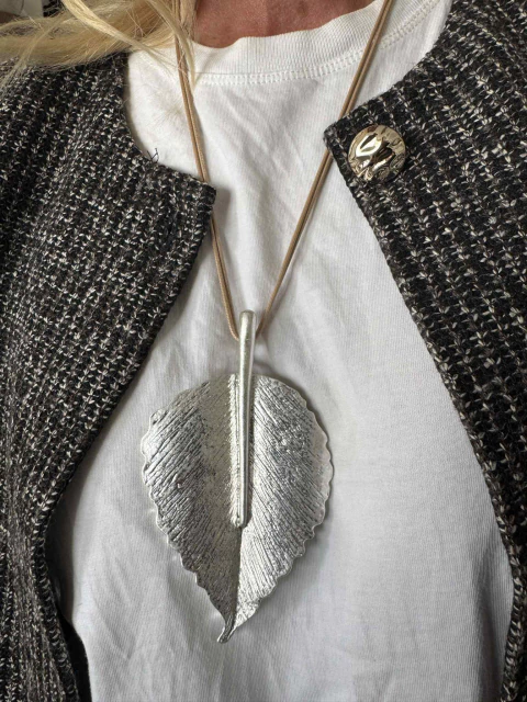 Collar hoja grande plateada