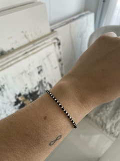 Pulsera plata con bolitas negras