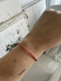 Pulsera plata con bolitas rojas