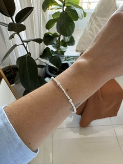 Pulsera con bolitas satinadas chicas y grandes