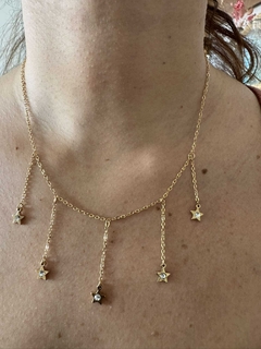 Collar con estrellitas colgantes