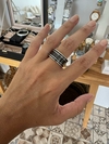 Anillo cinta negra con detalle plateado