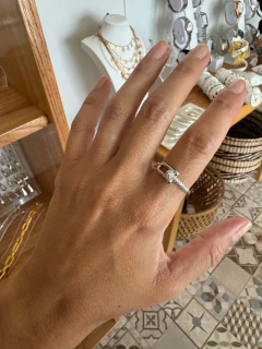 Anillo herraduras con pave