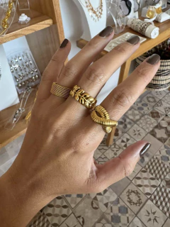 Anillo infinito rayado acero gold en internet