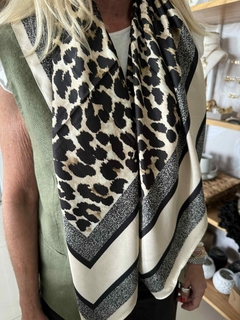 Pañuelo Print con detalles claros - comprar online