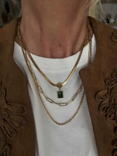 Gargantilla con dije verde acero gold - El Mercadito de Accesorios