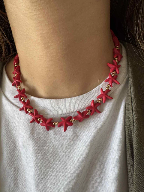 Collar de estrellitas rojas