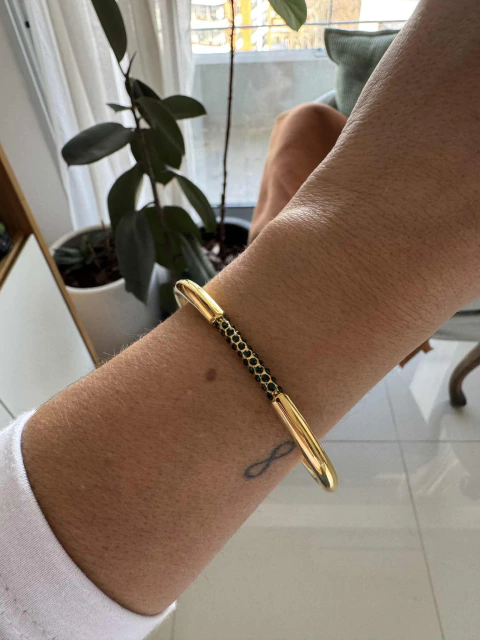 Brazalete Tibut con pave negro acero gold