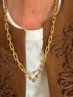 Collar estribo labrado acero gold