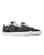 Imagem de um par de tênis masculinos New Balance Nb Numeric 574 Vulc, com design em preto e detalhes em vermelho.
