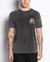 Camiseta estonada da Element com estampa na parte frontal, modelo masculino.