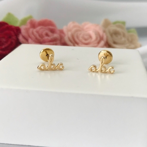 Brinco Infantil ABC Manuscrito Banhado a Ouro 18k