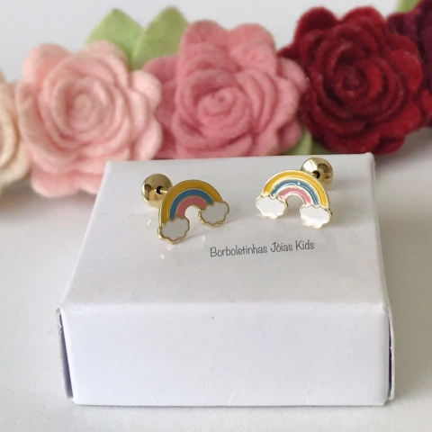 Brinco infantil em formato de arco-íris com nuvens, banhado a ouro 18k