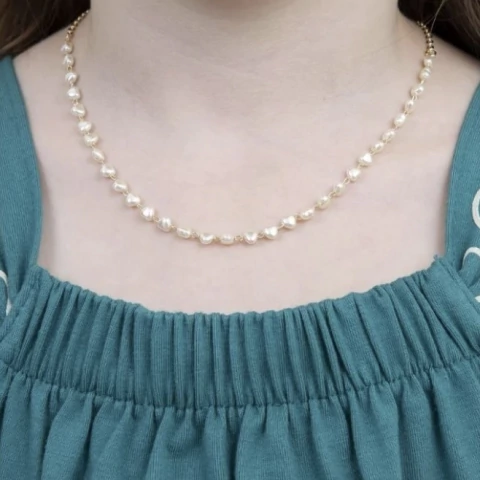 Colar Infantil de Pérolas em formato de Coração Banhado a Ouro e Hipoalergênico - comprar online