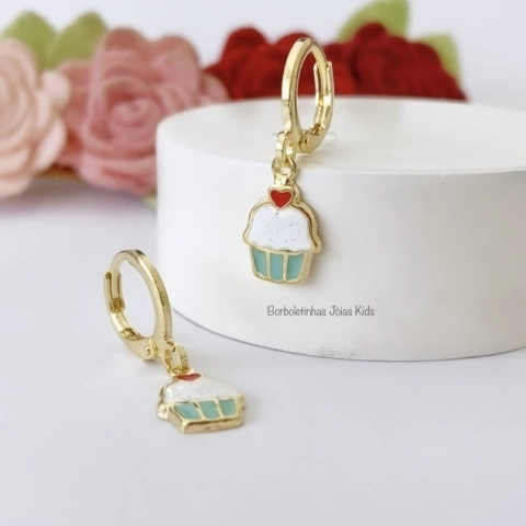 Brinco argola infantil banhado a ouro 18k com pingente de cupcake colorido