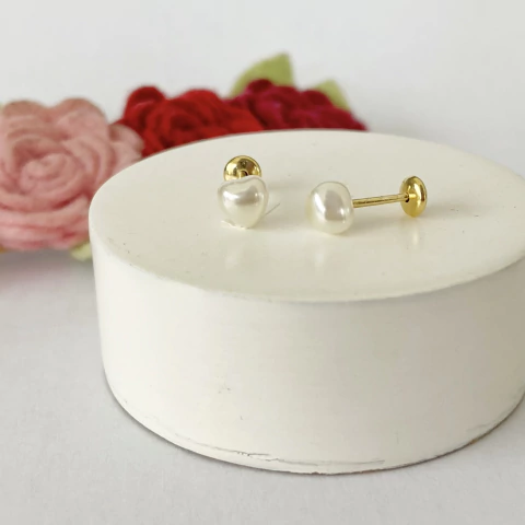 Brinco de Pérola em Formato de Coração Banhado a Ouro - comprar online