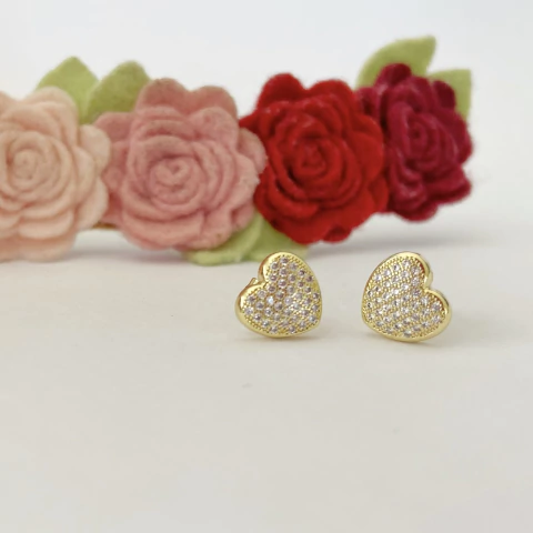 Brinco de Coração Cravejado de Micro Zirconias Banhado a Ouro