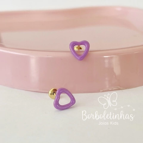 Brinco Infantil Coração Vazado Resinado Banhado a Ouro - comprar online