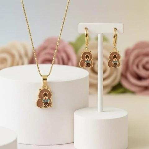 Conjunto infantil de gargantilha e brinco com pingente de capivara banhado a ouro 18k,