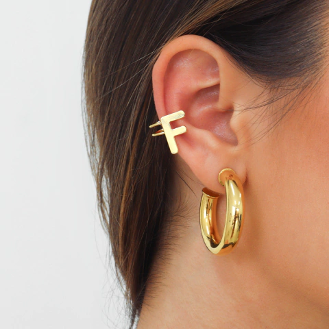 Piercing fake inicial banhado a ouro 18K.