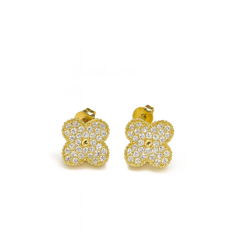 Brinco mini trevo cravejado com zircônias, banhado a ouro 18K, com acabamento sofisticado e brilhante.