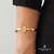 Bracelete T ajustável banhado a ouro 18k, com design elegante e à prova d'água.