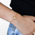 Pulseira Trevo Cristal banhada a ouro 18K, destacando o design delicado e elegante.