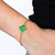 Pulseira Trevo Verde banhada a ouro 18K, destacando o design delicado e elegante.