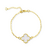 Pulseira Trevo Branco banhada a ouro 18K, destacando o design delicado e elegante.