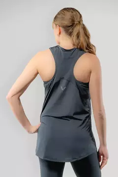 MUSCULOSA TRAINING KELLY REVES NEGRA en internet