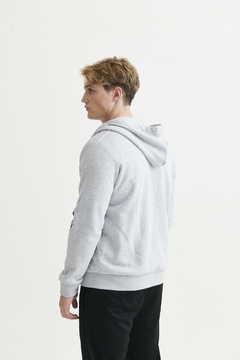 BUZO CAMPERA FRISA ESTAMPADA CANTERBURY 2025 GRIS en internet