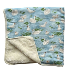 Manta reversible Cisnes + corderito - comprar online
