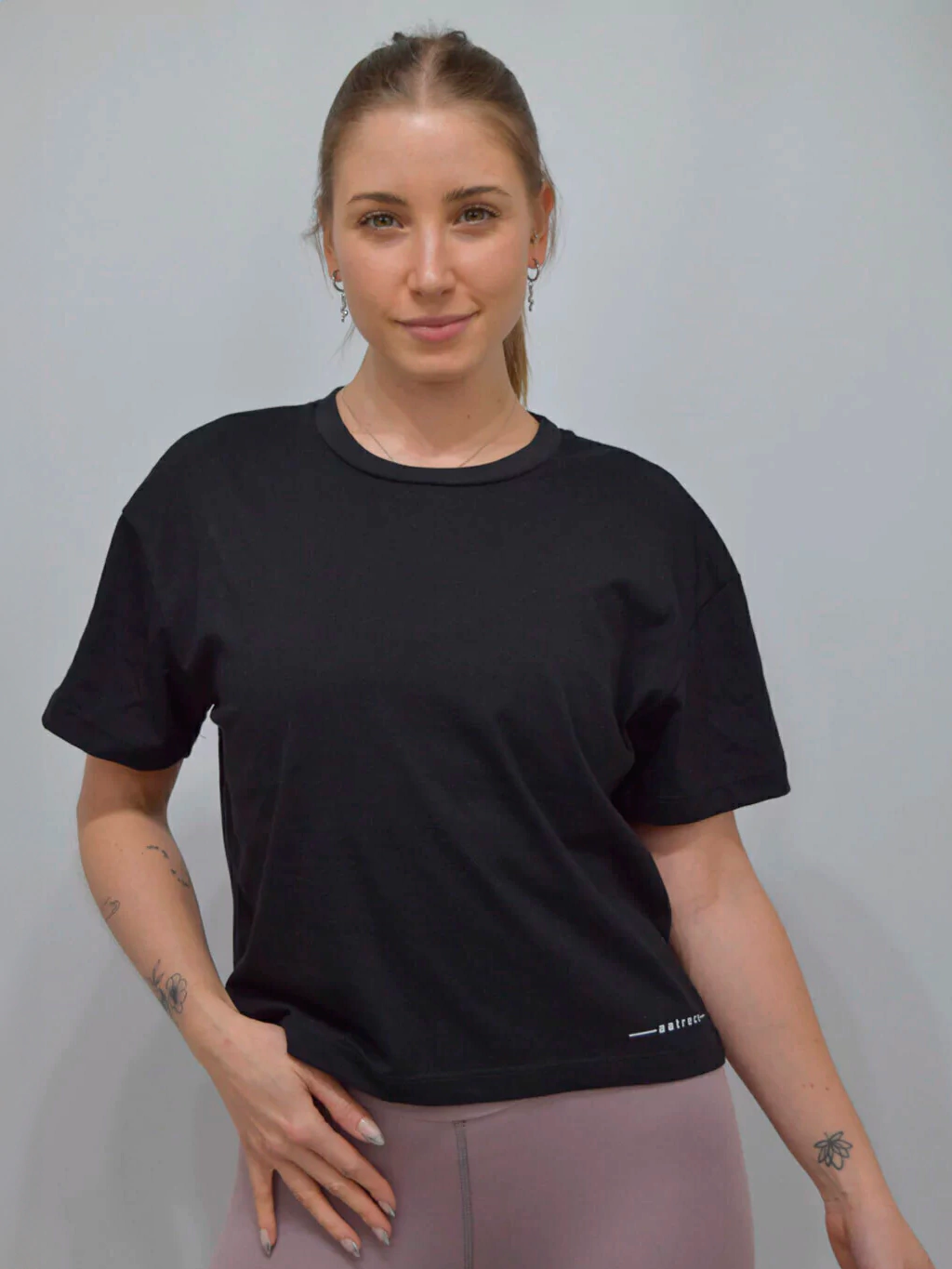 PRAGA BLACK - Remera tipo Crop