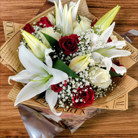 Buque de Lirio branco com Rosas vermelhas cod 523