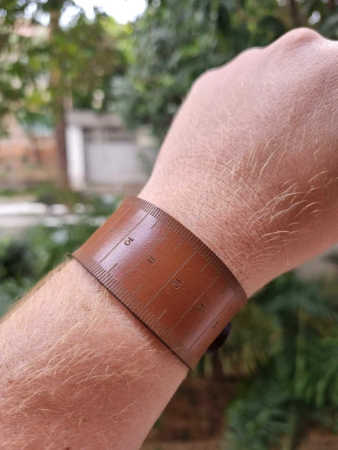 Bracelete Fita Métrica em Couro Sintético