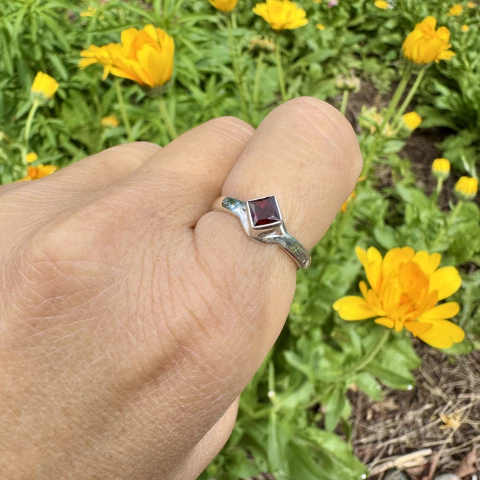 Anillo regulable de Granate en plata 925 - comprar online