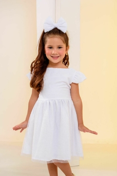 Vestido branco luxo + laço cabelo na internet