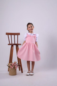 Jardineira vestido luxo rosa bebê + camisa branca - Flor e Liz Boutique